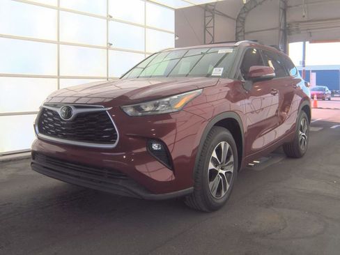 Used 2020 Toyota Highlander XLE image 3