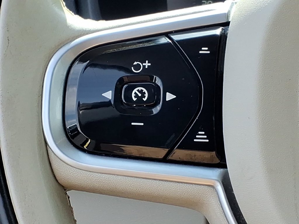 Used 2019 Volvo XC90 T5 Momentum w/ Multimedia Package AWD/4WD image 12