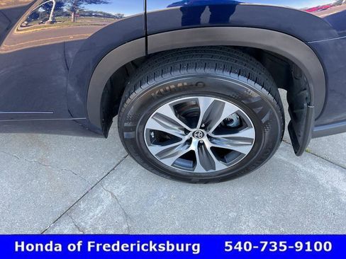 Used 2022 Toyota Highlander XLE AWD/4WD image 11