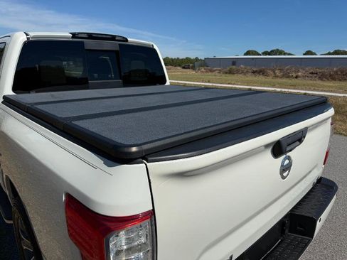 Used 2018 Nissan Titan SL image 7