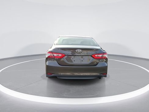 Used 2018 Toyota Camry LE image 9