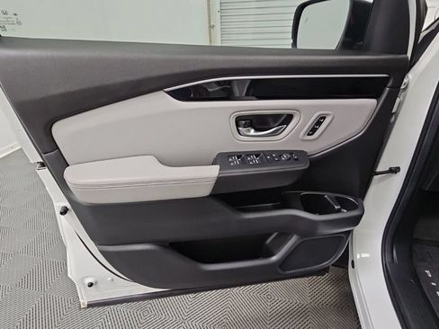Used 2025 Honda Pilot Touring image 31