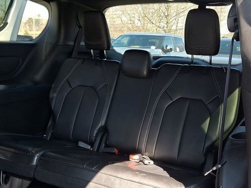 Used 2025 Chrysler Pacifica Select image 11