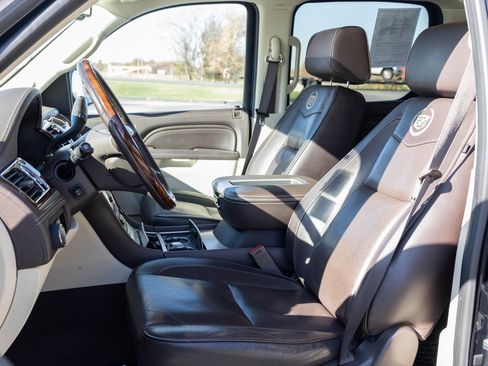 Used 2011 Cadillac Escalade ESV Platinum image 30