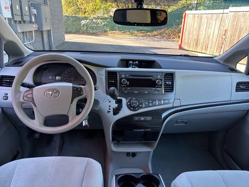 Used 2014 Toyota Sienna LE image 22