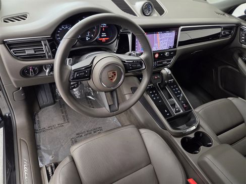Used 2025 Porsche Macan image 4