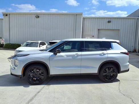 Used 2026 Mitsubishi Outlander LE FWD image 2
