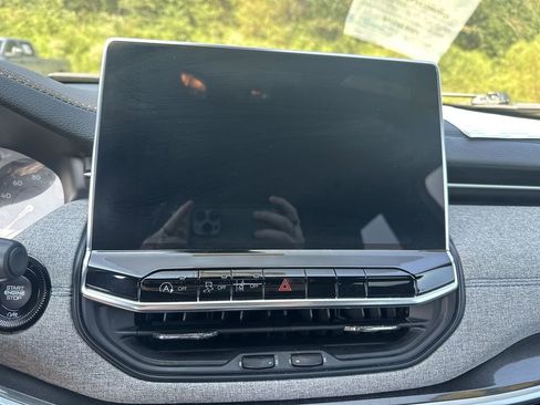 Used 2024 Jeep Compass Latitude image 24