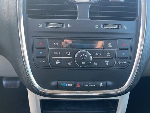 Used 2016 Chrysler Town & Country Touring w/ Driver Convenience Group image 21