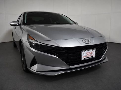 Used 2022 Hyundai Elantra SEL w/ Preferred Accessory Package FWD image 3