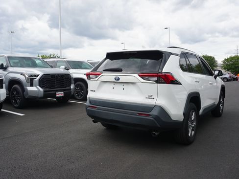 Used 2022 Toyota RAV4 LE AWD/4WD image 4