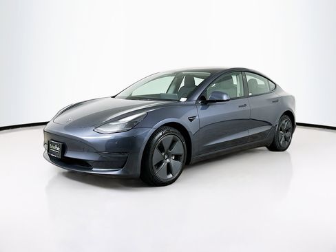 Used 2023 Tesla Model 3 Standard Range image 3