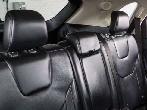 Used 2019 Ford Edge Titanium image 27