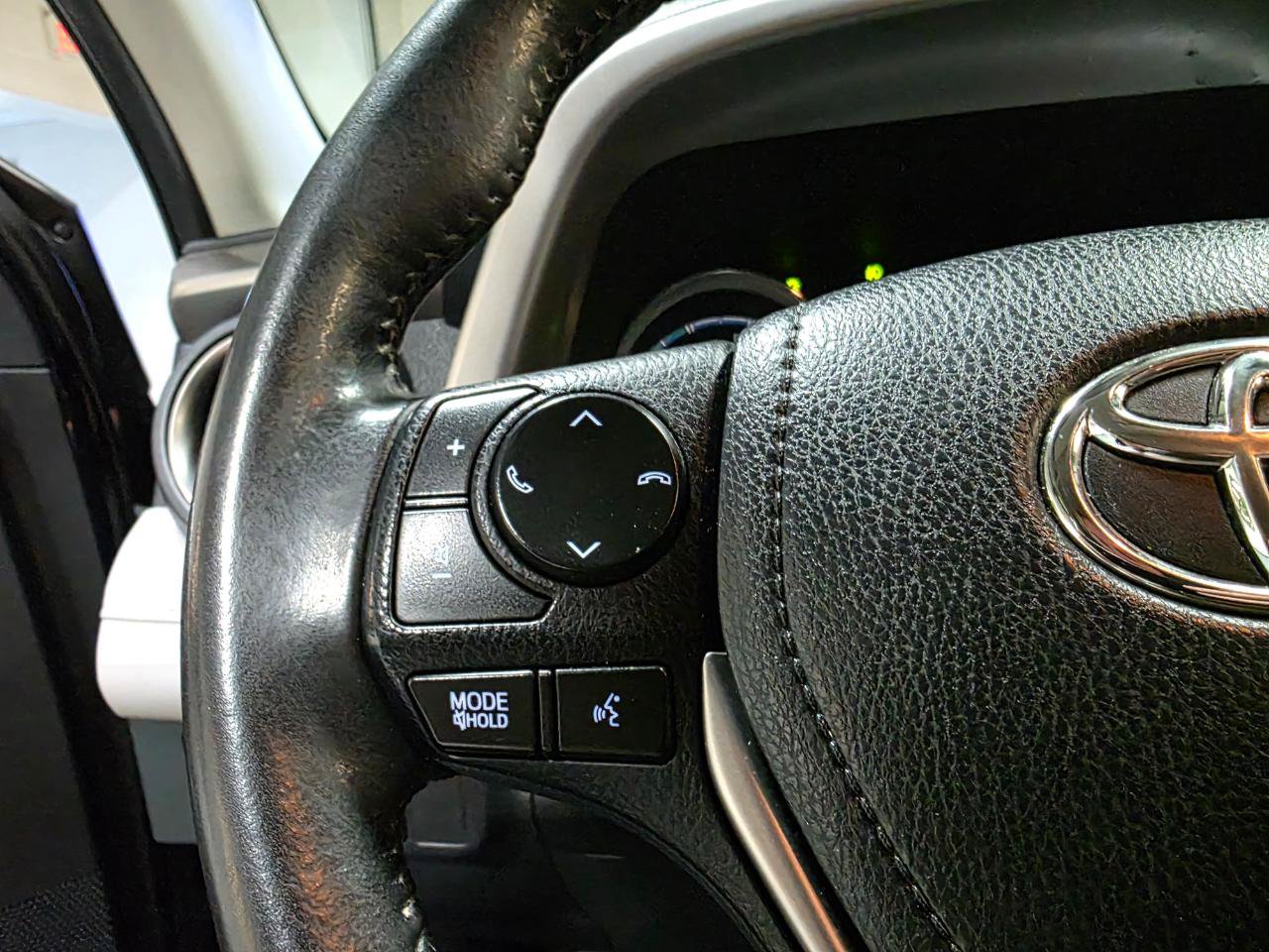 Used 2018 Toyota RAV4 XLE AWD/4WD image 29