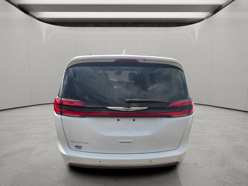 Used 2021 Chrysler Pacifica Touring FWD image 5