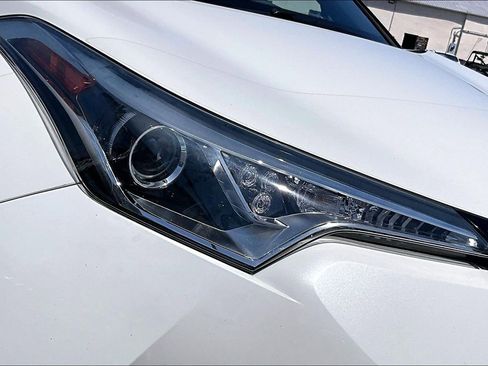 Used 2018 Toyota C-HR XLE FWD image 21