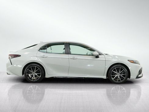 Used 2022 Toyota Camry SE FWD image 6