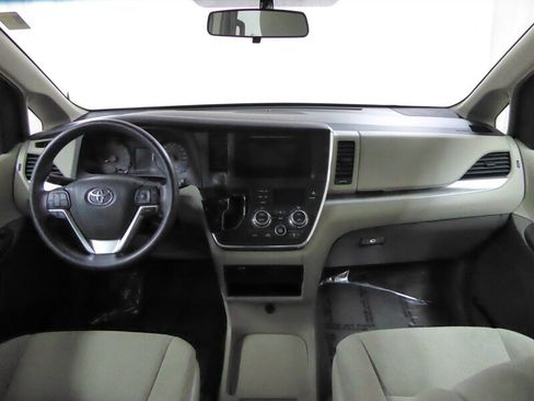 Used 2016 Toyota Sienna L image 8