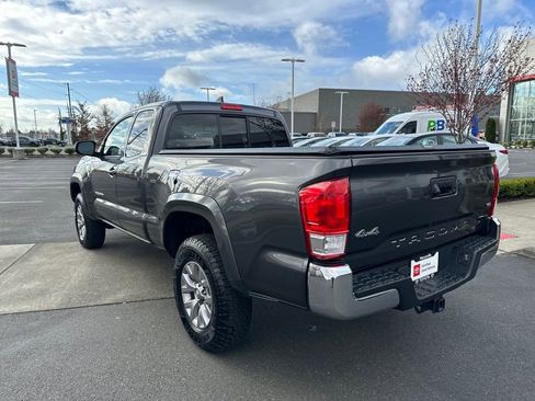 Used 2016 Toyota Tacoma SR5 w/ SR5 Appearance Package (SN) image 3