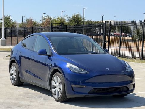 Used 2023 Tesla Model Y Long Range AWD/4WD image 1