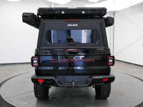 Used 2022 Jeep Gladiator Overland AWD/4WD image 6