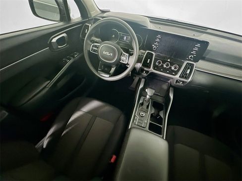 Used 2022 Kia Sorento LX image 9