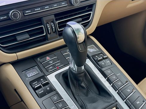 Certified 2021 Porsche Macan image 20