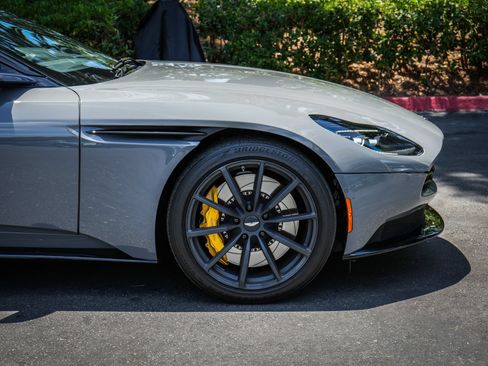 Used 2022 Aston Martin DB11 Coupe RWD image 32