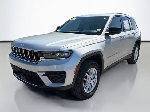 Used 2025 Jeep Grand Cherokee Laredo X image 7