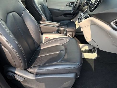 Used 2024 Chrysler Pacifica Touring-L FWD image 19