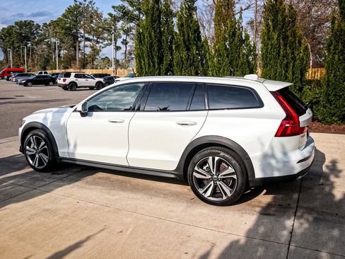 Used 2025 Volvo V60 B5 Cross Country Plus image 7