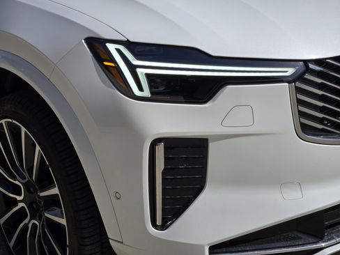 Used 2025 Volvo XC90 B6 Ultra w/ Protection Package Premier image 13