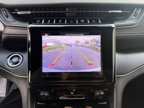 Used 2023 Jeep Grand Cherokee Altitude image 21