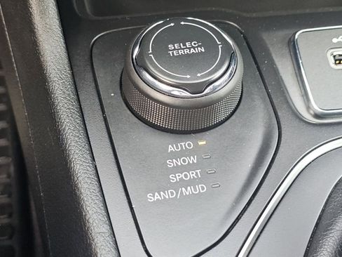 Used 2019 Jeep Cherokee Latitude Plus w/ Comfort/Convenience Group AWD/4WD image 9