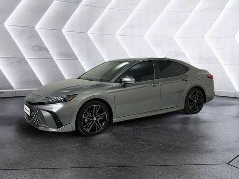 Used 2025 Toyota Camry XSE FWD image 3