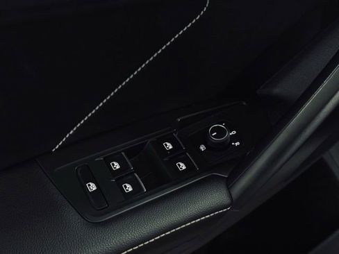 Used 2024 Volkswagen Tiguan SE image 12