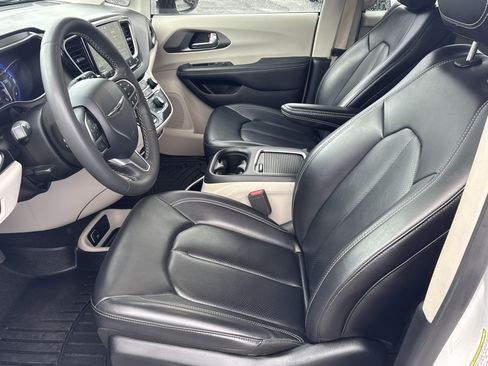 Used 2023 Chrysler Pacifica Touring-L image 9