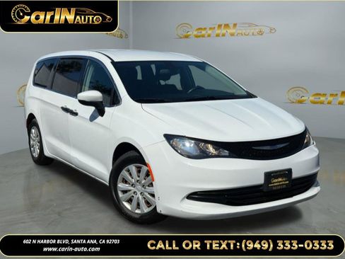 Used 2020 Chrysler Voyager L image 3