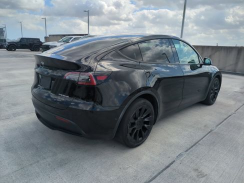 Used 2022 Tesla Model Y Long Range image 5