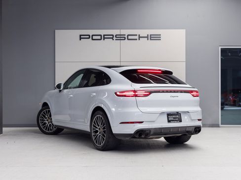 Certified 2023 Porsche Cayenne Platinum Edition image 3