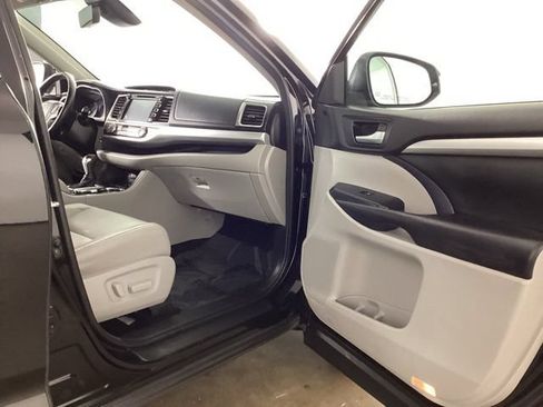 Used 2018 Toyota Highlander XLE AWD/4WD image 22