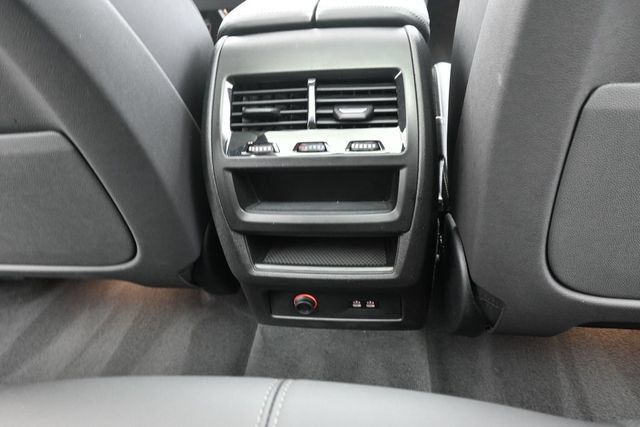 Used 2025 BMW X5 xDrive50e AWD/4WD image 33