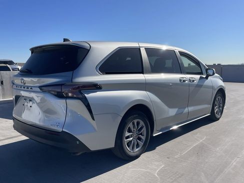 Used 2024 Toyota Sienna LE image 2