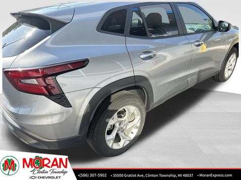 Used 2024 Chevrolet Trax LS w/ LS Convenience Package FWD image 4