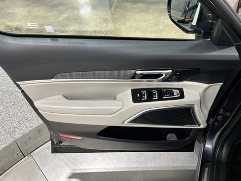 Used 2025 Kia Telluride SX w/ SX Captain's Chair Package FWD image 16