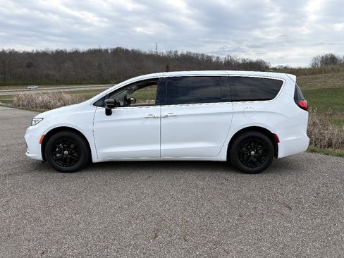 Used 2024 Chrysler Pacifica Touring-L FWD image 2