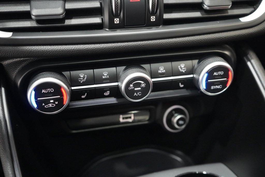 Used 2023 Alfa Romeo Giulia Veloce AWD/4WD image 25