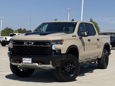 Used 2023 Chevrolet Silverado 1500 ZR2 w/ Technology Package AWD/4WD image 2
