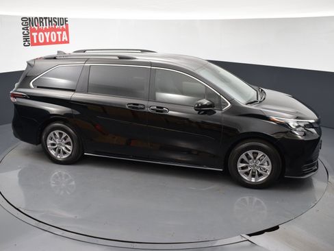 Used 2025 Toyota Sienna LE image 22