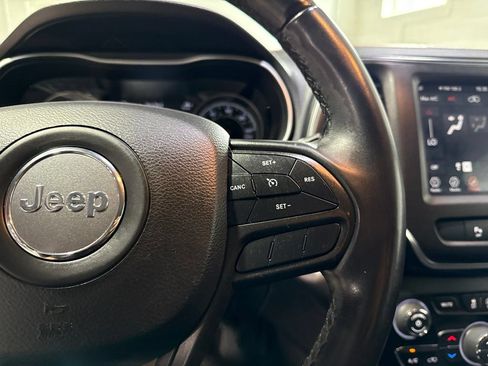 Used 2019 Jeep Cherokee Trailhawk AWD/4WD image 11